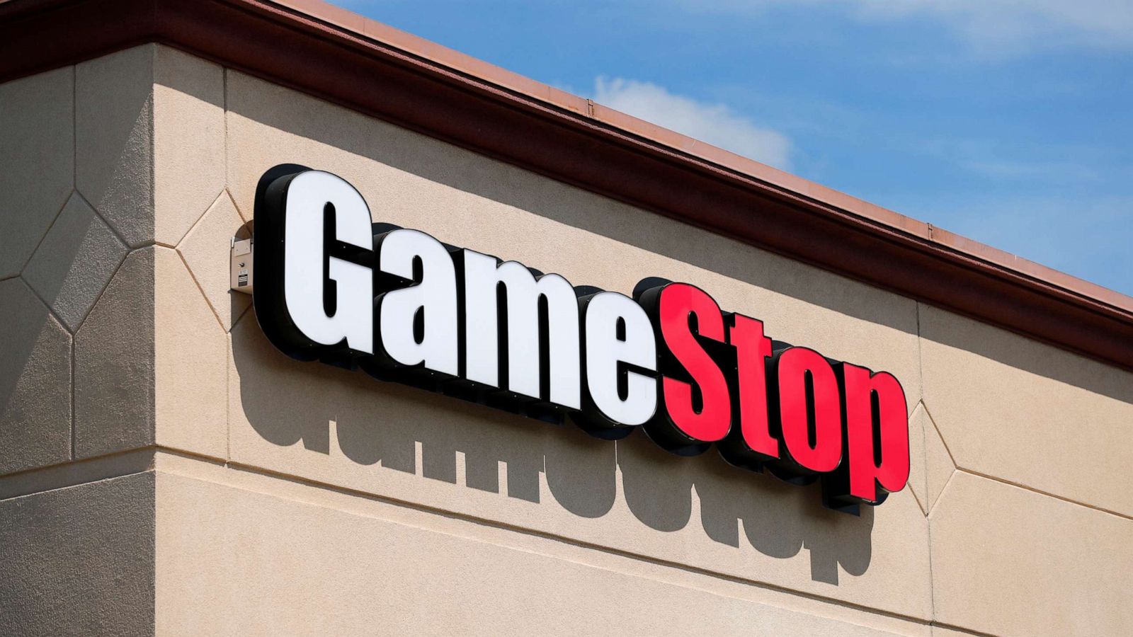 美股老网红 GameStop 传言也要「屯币」了，创始人与 Saylor 亲切合影