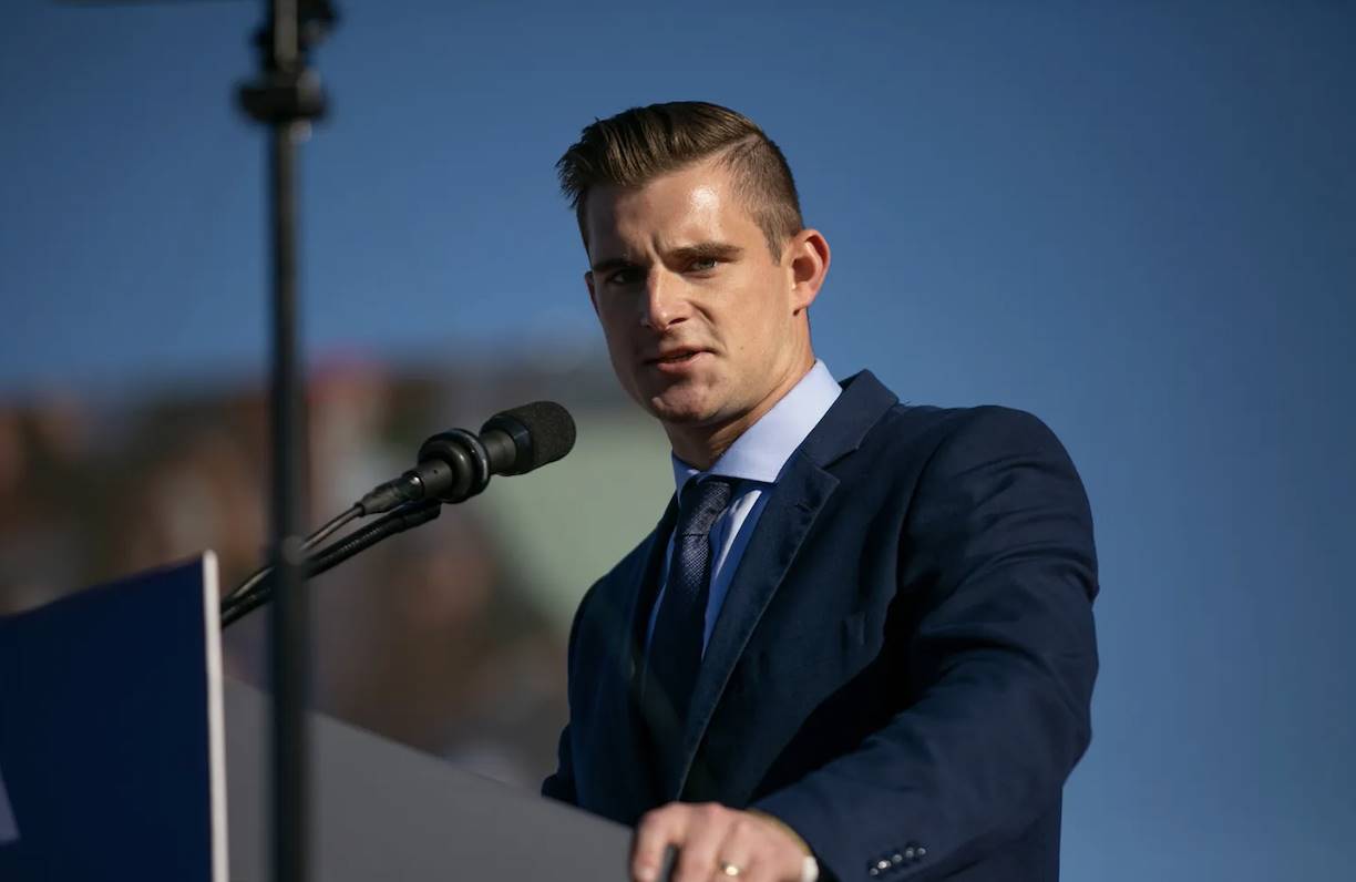 从橄榄球手到“加密军师”，29 岁的 Bo Hines 是如何“逆袭”白宫的？