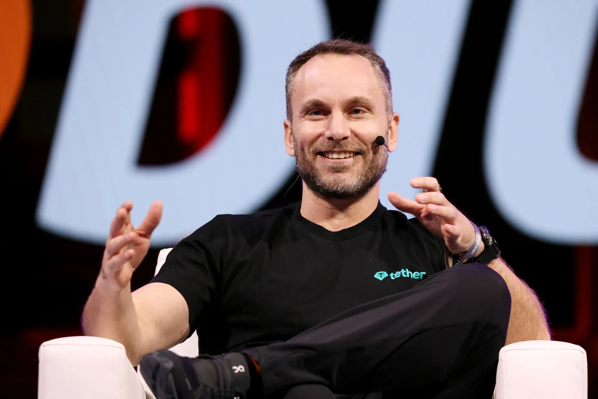 Tether CEO 访谈：投资农业、乳业，也投资 AI 和脑机接口