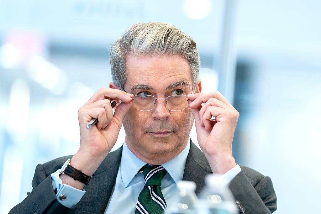 谁将影响全球最重要的利率？贝森特「夺权」鲍威尔