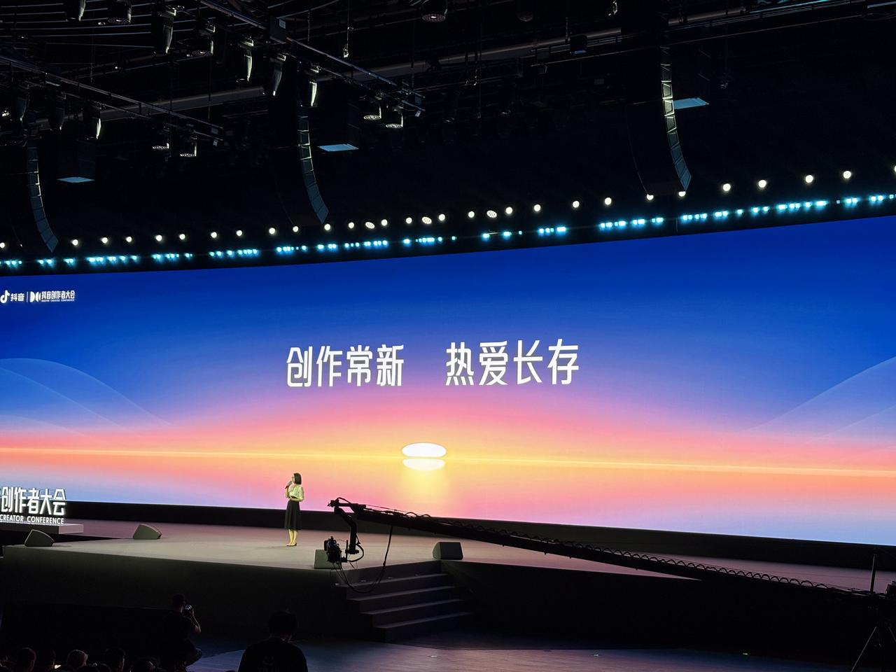 年轻一代创作者，学会与 AI 共舞